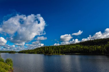 Mavi gökyüzü ve bulutlu güzel göl manzarası  