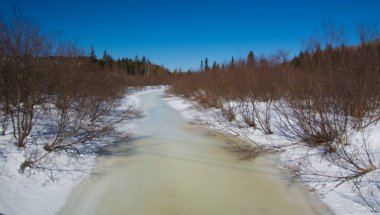 Karlı kış manzarasında güzel bir nehir manzarası 