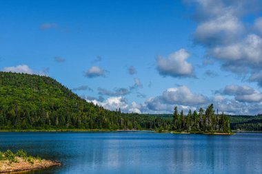 Dağlardaki güzel göl manzarası