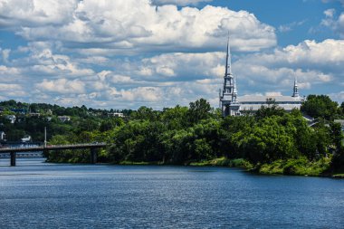 Nehir manzarası ve şehirdeki köprü.  