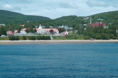 Deniz kıyısındaki küçük kasaba manzarası