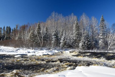 Quebec 'teki Kanada kışlarında soğuk nehir
