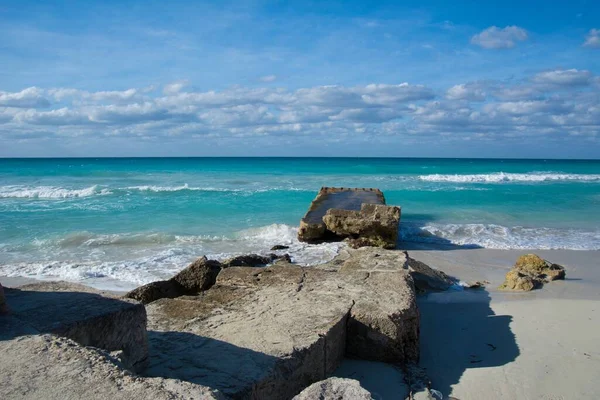 Viejo Muelle Piedra Ruinas Una Playa Cuba —  Fotos de Stock