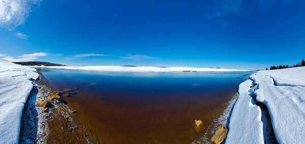 Bella Vista Del Fiume Calmo Cielo Blu — Foto Stock