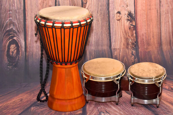 барабаны на деревянном столе
