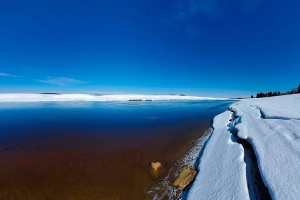 Bella Vista Del Fiume Calmo Cielo Blu — Foto Stock