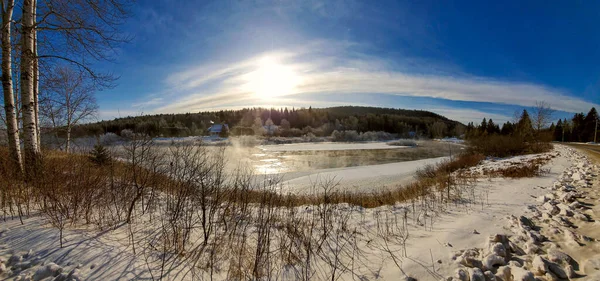 Winterlandschaft Mit Schneebedeckten Bäumen Und Fluss — Stockfoto