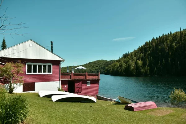 Vue Sur Une Belle Maison Près Grand Lac — Photo