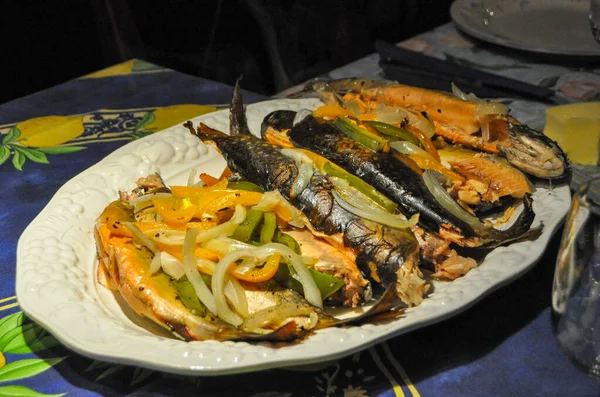 Peixe Frito Com Legumes Ervas — Fotografia de Stock