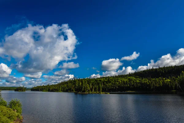 Bela Paisagem Lago Com Céu Azul Nuvens — Fotografia de Stock