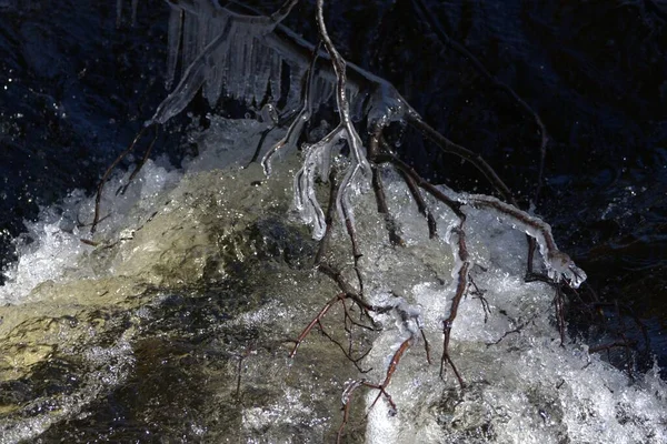 Szybka Rzeka Podczas Mroźnej Zimy Soplami — Zdjęcie stockowe