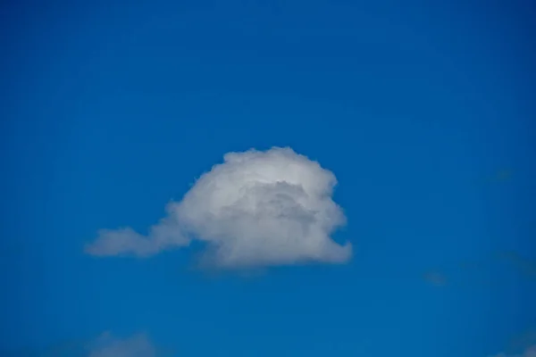 Céu Azul Bonito Com Nuvens Brancas — Fotografia de Stock