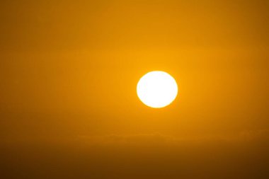 Turuncu gökyüzü ile güzel gün batımı