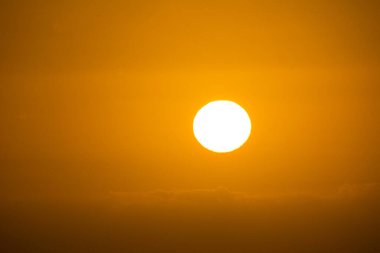 Turuncu gökyüzü ile güzel gün batımı