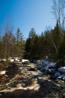 Quebec 'teki Kanada kışlarında soğuk nehir