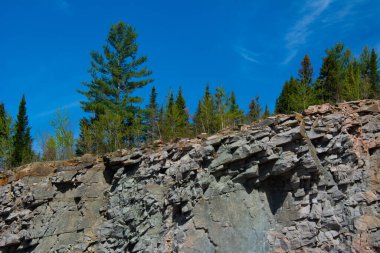 Güneşli yaz gününde kayalık tepe