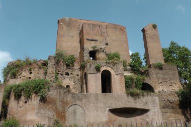 İtalya 'nın antik Roma şehrinin kalıntılarının manzarası.