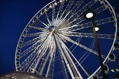 Niagara Şelalesi 'nde bir eğlence parkında gökyüzü çarkı