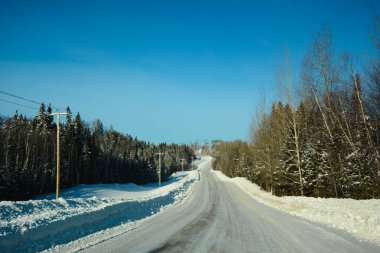 Karda boş kış yolu