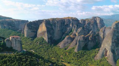 Yunanistan 'da Kalambaka kasabası yakınlarındaki Meteora manastırları
