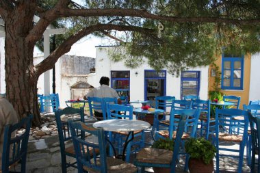 Lefkes köyünde küçük bir bar, Paros adası, Yunanistan