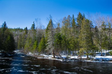 Quebec 'teki Kanada kışlarında soğuk nehir