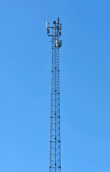 Torre Telecomunicaciones Contra Cielo Azul —  Fotos de Stock