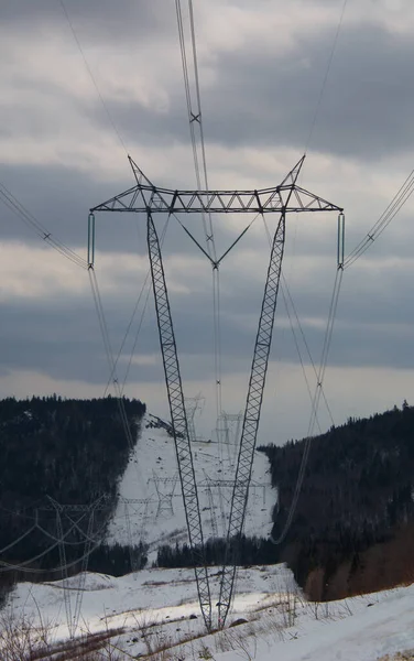 冬季高压电线路 — 图库照片