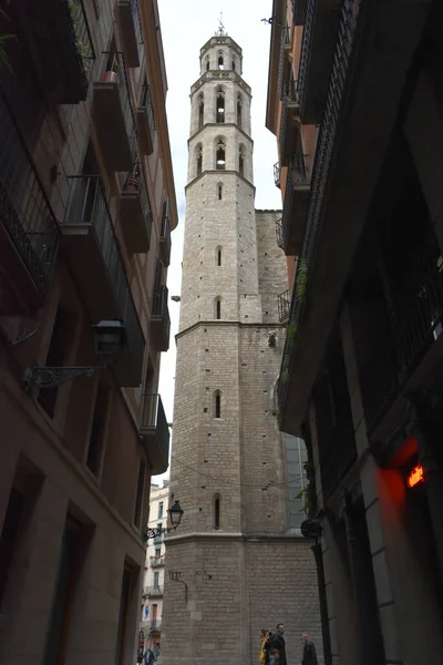 Ortaçağ şehri Girona Katalonya 'nın kilisesine bakış