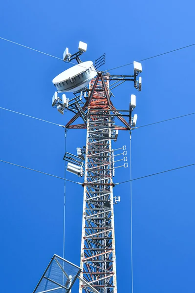 Телекомунікаційна Вежа Тлі Блакитного Неба — стокове фото
