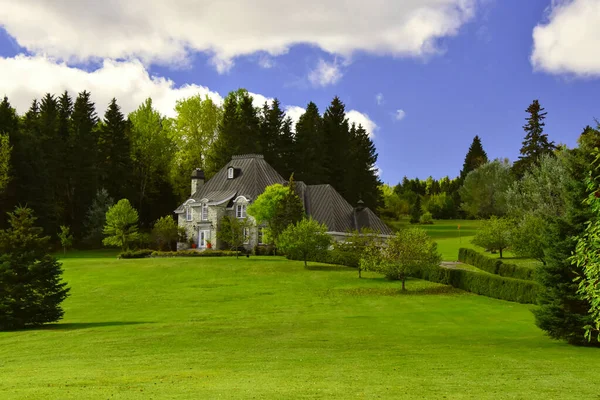 Beautiful View Green Lawn Large House — Stock Photo, Image