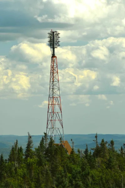 Телекомунікаційна Вежа Проти Хмарного Неба — стокове фото
