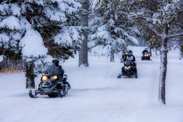 Kanada kışında kar motosikletleri