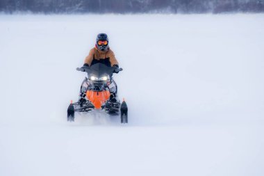 Kışın karla kaplı tarlada kar arabası 