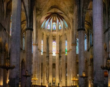 Sant Pau, Barselona Kilisesi 'nin vitray pencereleri.