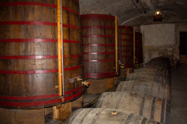 Mahzende eski ahşap fıçılar