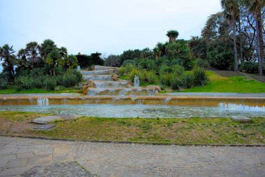 Montjuic Kalesi 'ndeki güzel park manzarası, eski askeri kale.