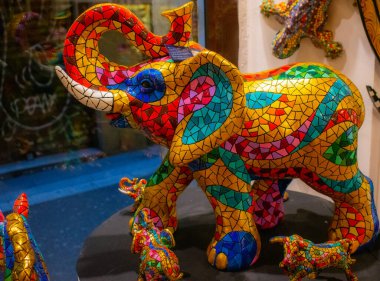 Barcelona 'daki parlak hediyelik eşya dükkanı.