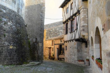 Cordes-sur-Ciel 'in eski sokaklarının manzarası 