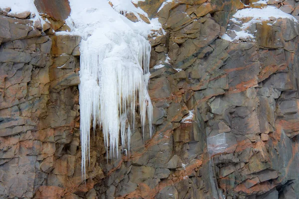 Παγοκρύσταλλοι Στα Βράχια Στο Χιόνι Χειμερινός Καταρράκτης — Φωτογραφία Αρχείου