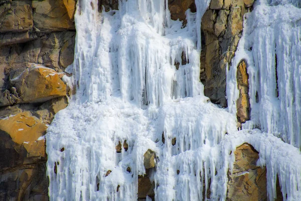 Carámbanos Las Rocas Nieve Cascada Invierno — Foto de Stock