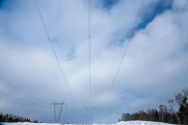 冬季高压电线路 — 图库照片