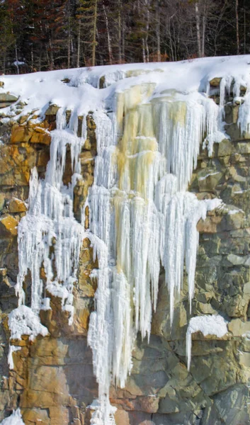 Сосульки Скалах Снегу Зимний Водопад — стоковое фото