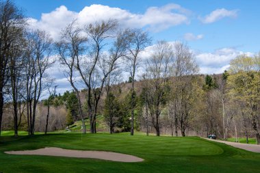 Quebec 'te, kırsalda bir Kanada golf kulübünde güzel bir delik.