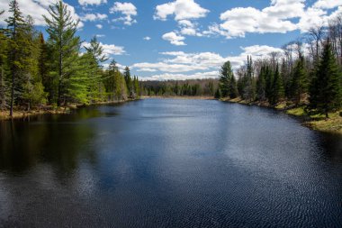 Kanada 'nın Quebec eyaletinde güzel bir nehir. 