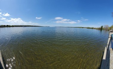 Su yüzeyinin sığ bir göldeki güzel manzarası 