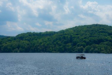 Dağlardaki nehir manzarası
