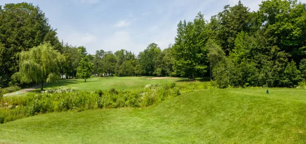 Golfplatz Schöne Grüne Wiese Sonniger Blauer Himmel — Stockfoto