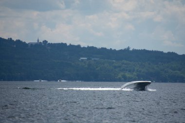 Gölde yelkenli bir tekne manzarası.