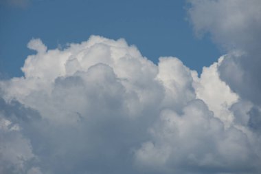 Beyaz bulutlu güzel gökyüzü